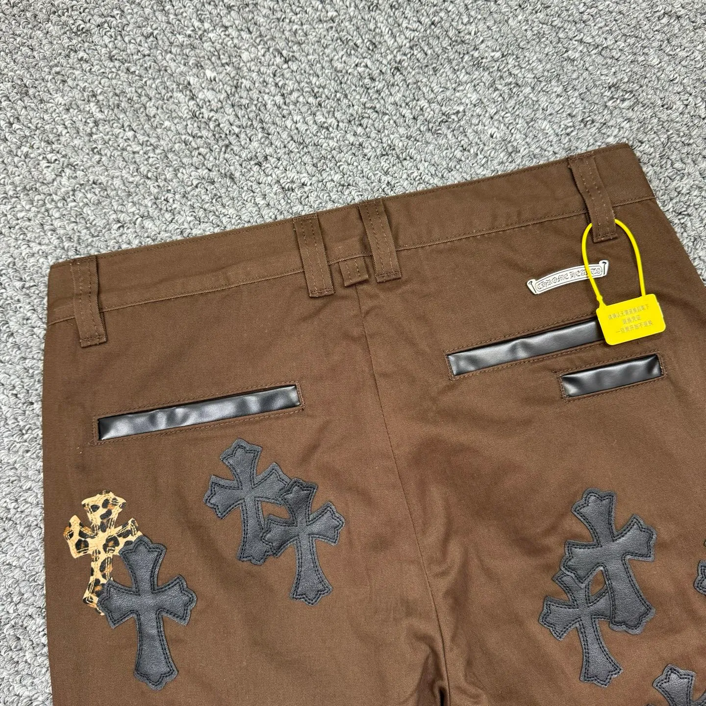 P260 model number: H853 ChromeHearts & ChromeHearts Brown casual pants and jeans. Original hardware and accessories, washed and other hanging tags. The QR code analysis is all from the original factory, with a high degree of restoration. You are welcome to compare with a certain product~ Three-dimensional version Loose and comfortable, not picky about the figure, taller and slimmer, factory Seiko, original factory quality control, same style for men and women, can be matched with couples, versatile recommendation, must-have jeans for all seasons, fashionable people have been disappointed From the quality selection of fabrics, the tailoring of details, and the matching of patterns, everything is impeccable! The upper body is so handsome when worn...it can be easily worn by men, women and children! The craftsmanship is made of heavy-duty washed pure cotton denim fabric. After washing, it is soft and thick and looks very stylish when worn. Size: 28, 30, 32, 34, 36 (S-XXL) Color: Brown